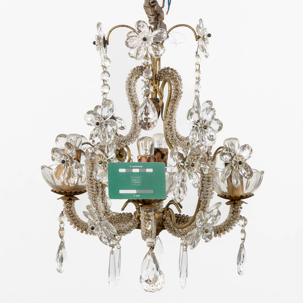 An attractive chandelier with glass flowers. (H:50 x D:36 cm)