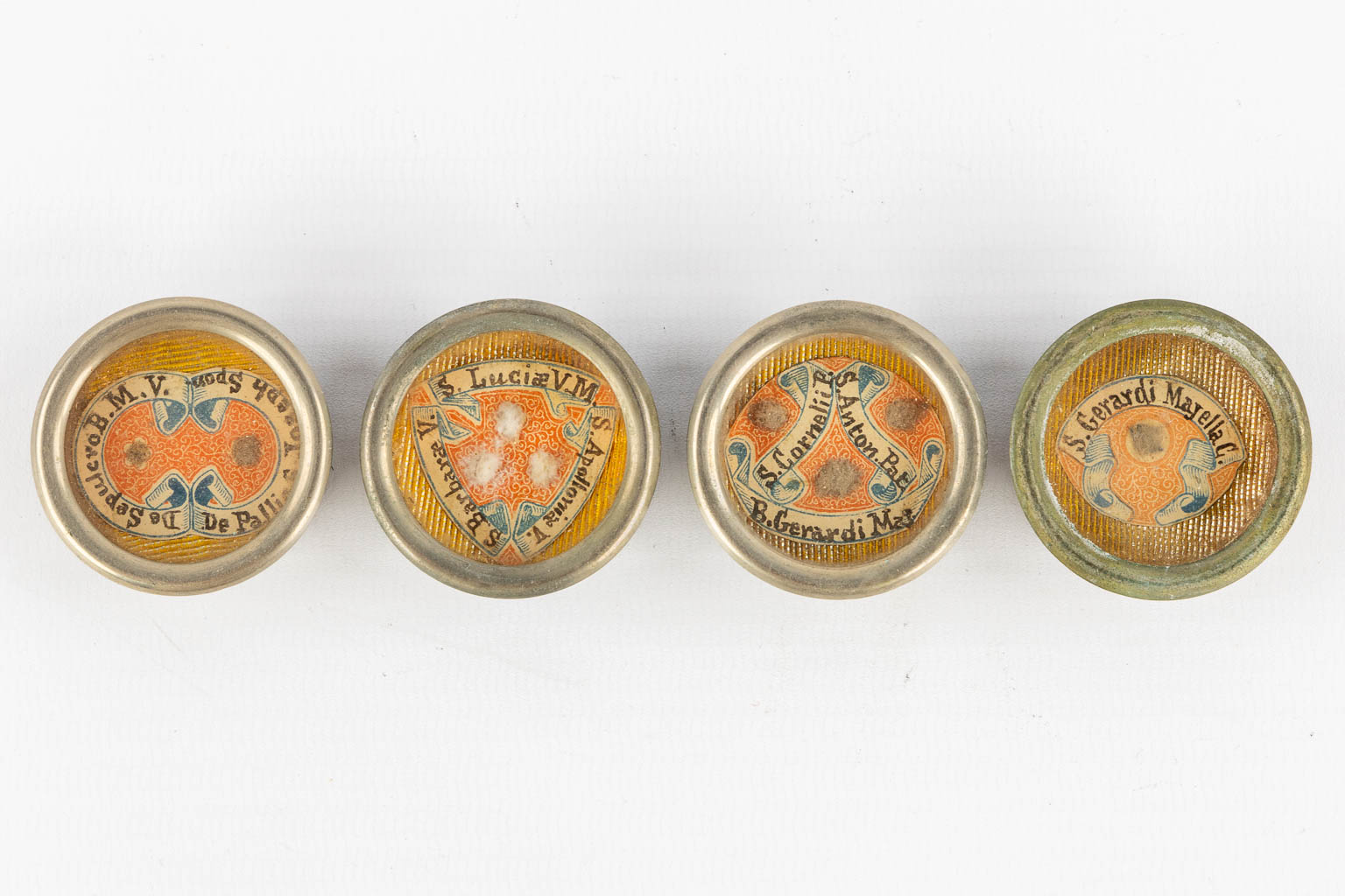 Six Sealed theca with relics for the 'True Cross', 'Theresia à Jesu Infante', and others. (D:15 cm)