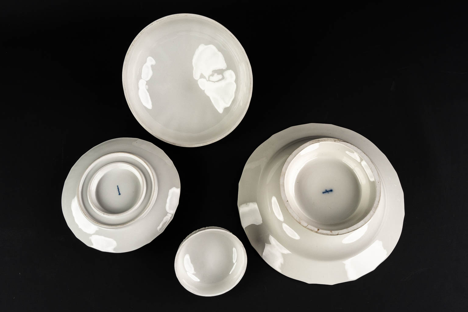 KPM, a large 59-piece porcelain dinner service, including a tureen. (L:31 x W:40,5 cm)