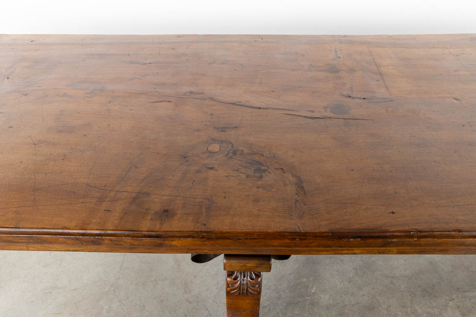 A highly exceptional Spanish tabel, single slab table top, walnut, 19th C. (L:94 x W:473 x H:80 cm)