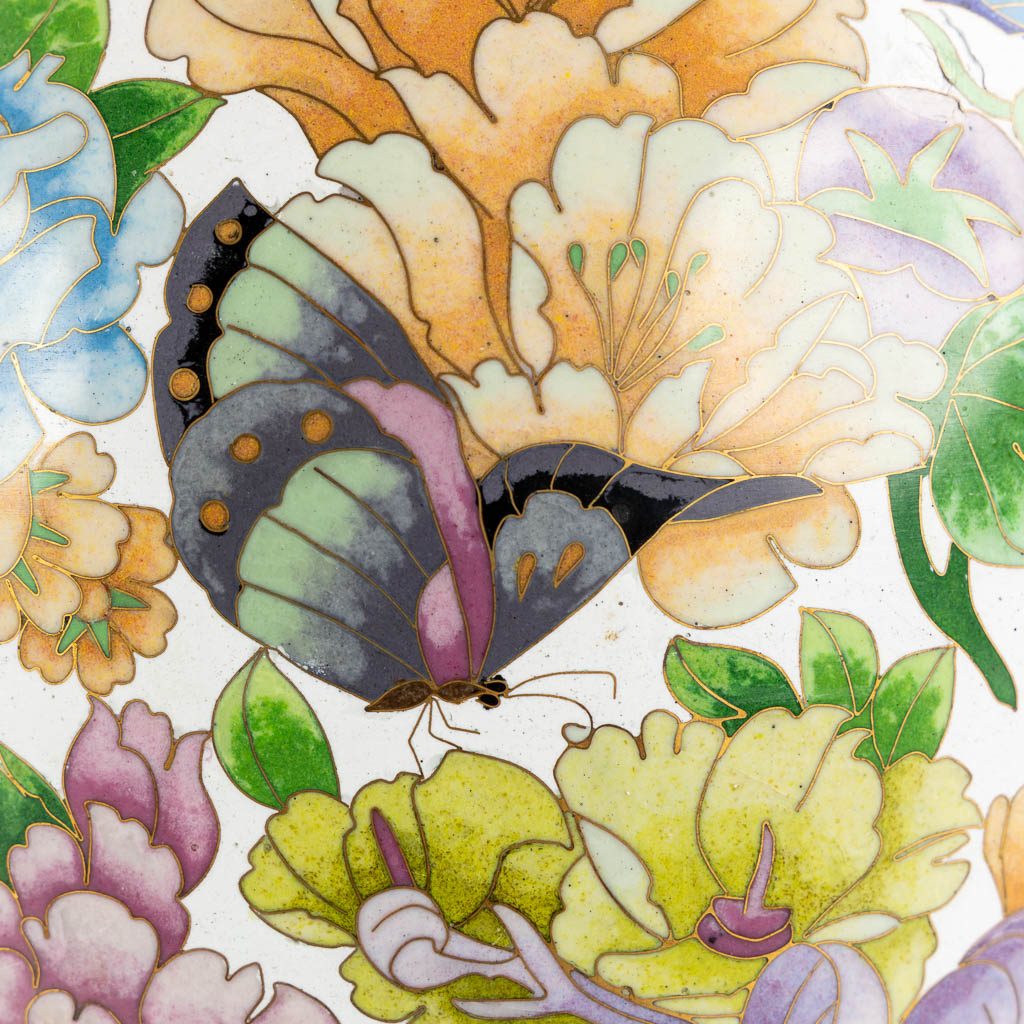 Een decoratieve cloisonné email vaas, fauna en flora. (H:39 x D:23 cm)