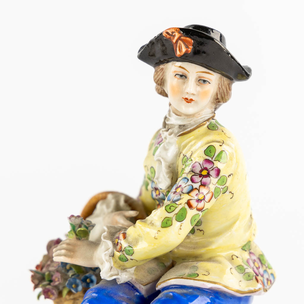 A pair of hand-painted porcelain figurines, Plaue, Saxony Germany. (H:13,5 cm)