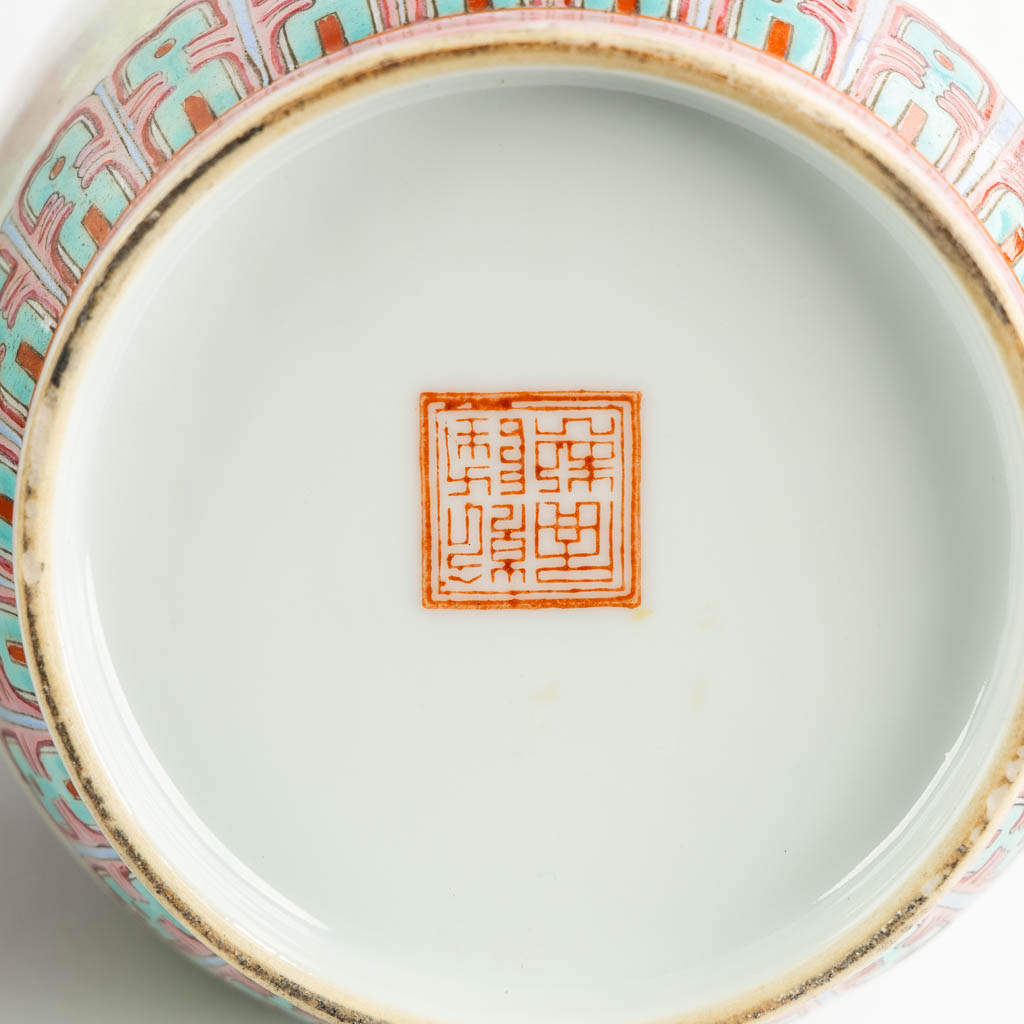 Drie Chinese vazen met decor van dames. (H:58 x D:23 cm)