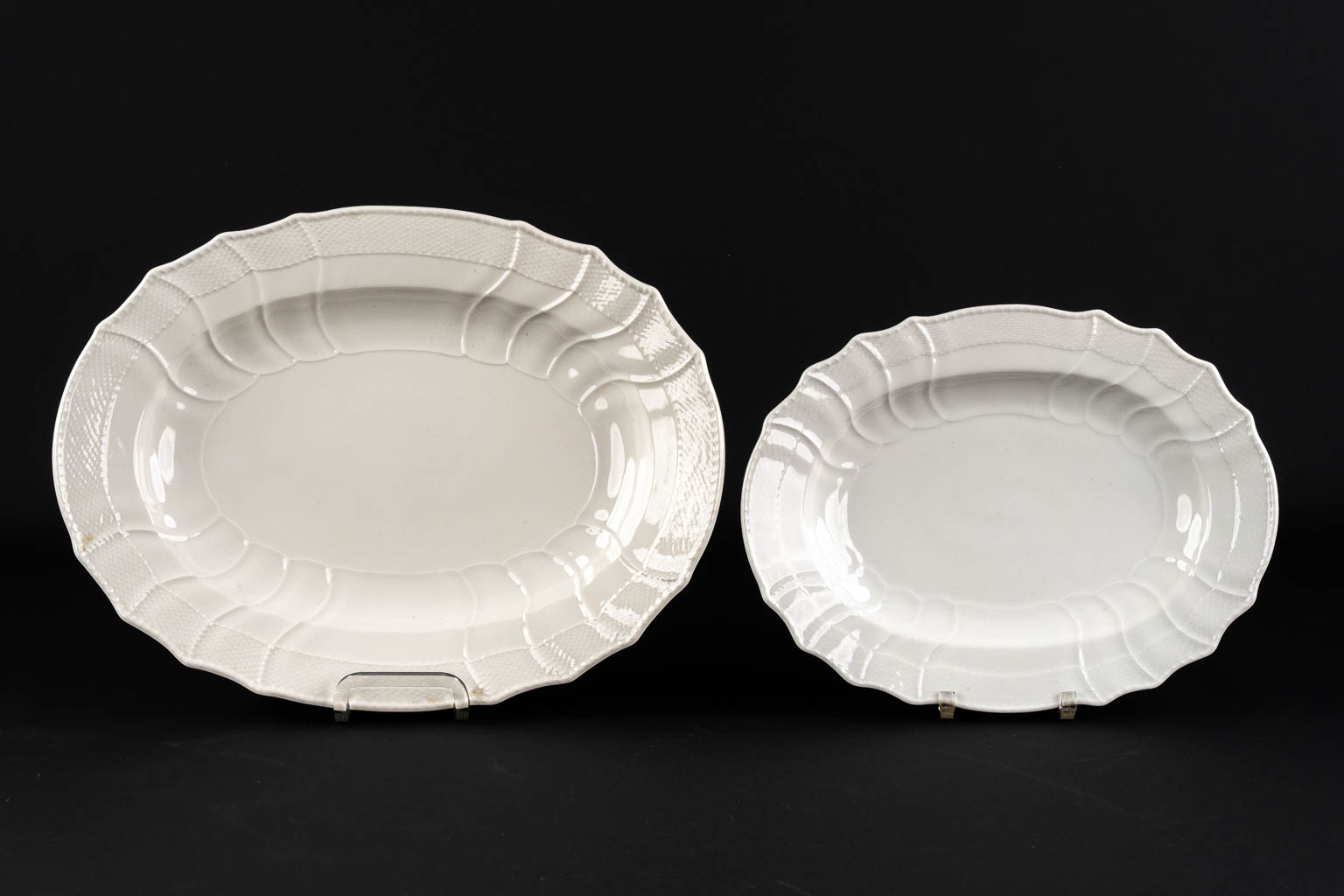 KPM, een 59-delig porselein dineerservies, inclusief de terrine. (L:31 x W:40,5 cm)