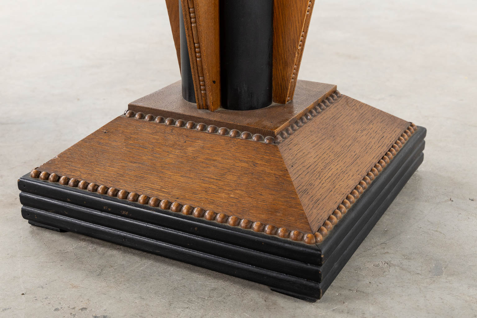 An octagonal side table with marble top, Art Deco. (L:80 x W:80 x H:73 cm)