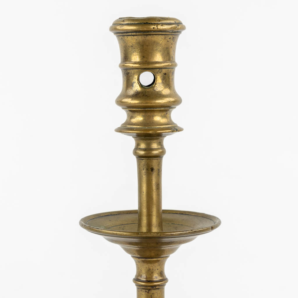 An antique bronze 'Henry 2' candlestick, France, 16th C. (H:25,5 x D:14,5 cm)