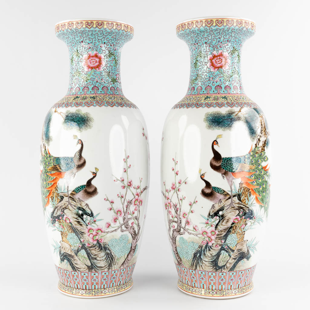 Een paar Chinese vazen met decor van pauwen, 20ste eeuw. (H:61 x D:25 cm)