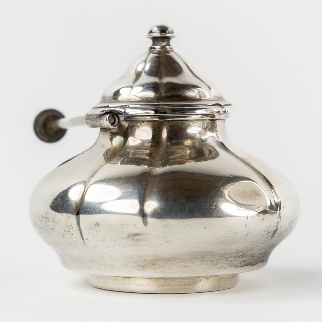 Boucheron Paris, een uitzonderlijk zilver koffie- en theeservies met samovar. 950/1000. 9,289 kg. (L:49 x W:69,5 x H:37 cm)