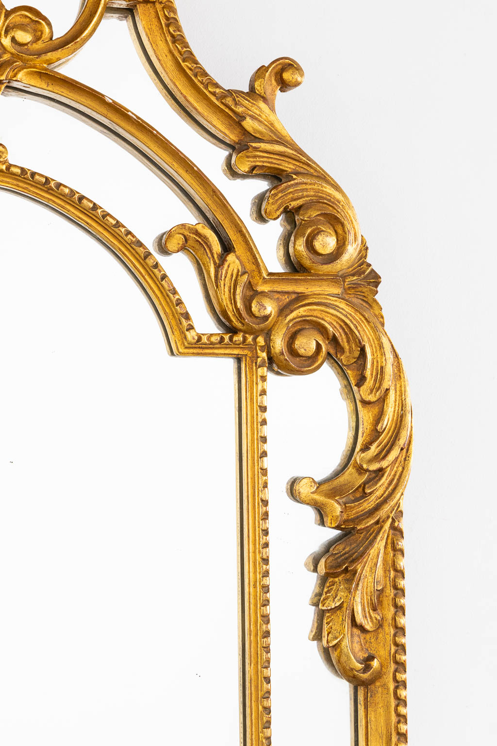 Deknudt, a decorative mirror in a Louis XV style. (W:65 x H:110 cm)