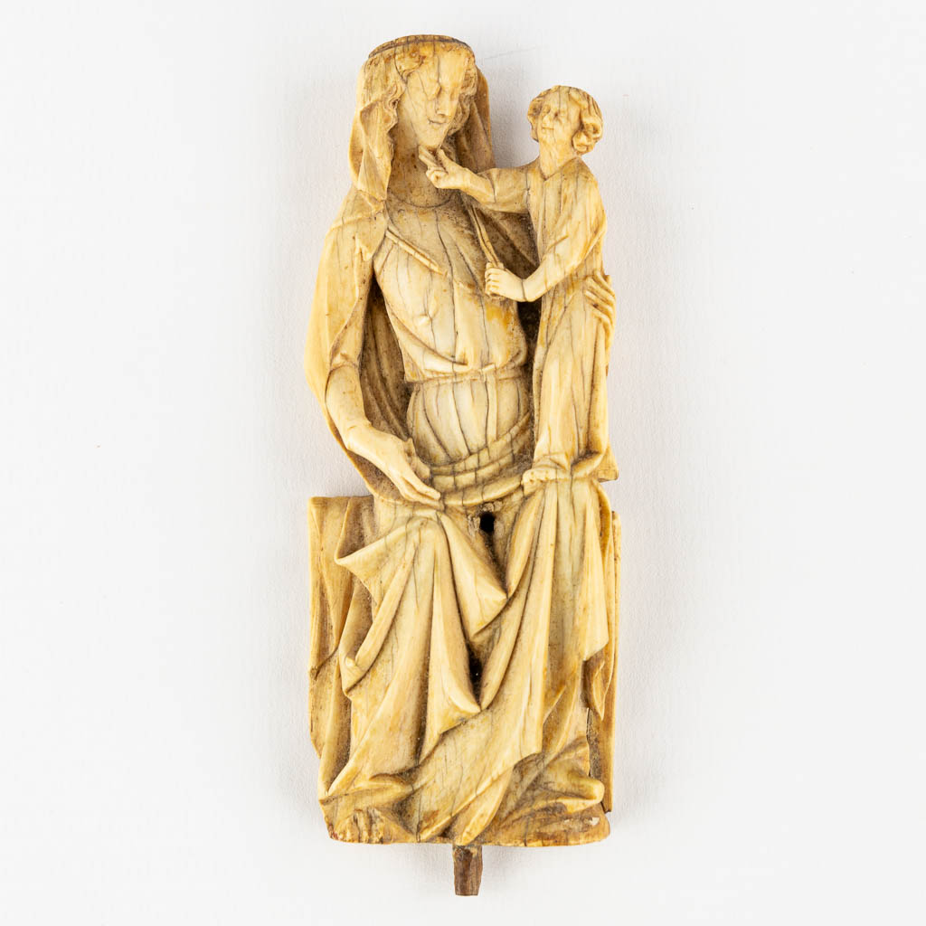  Een figuur 'Madonna met kind', gesculpteerde ivoor. Circa 1300-1330. 