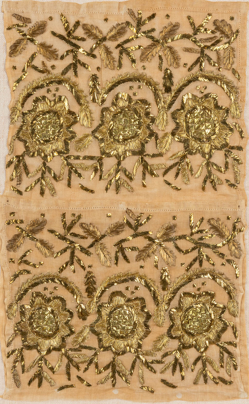 A small frame with gold-thread embroideries. (W:23 x H:37 cm)