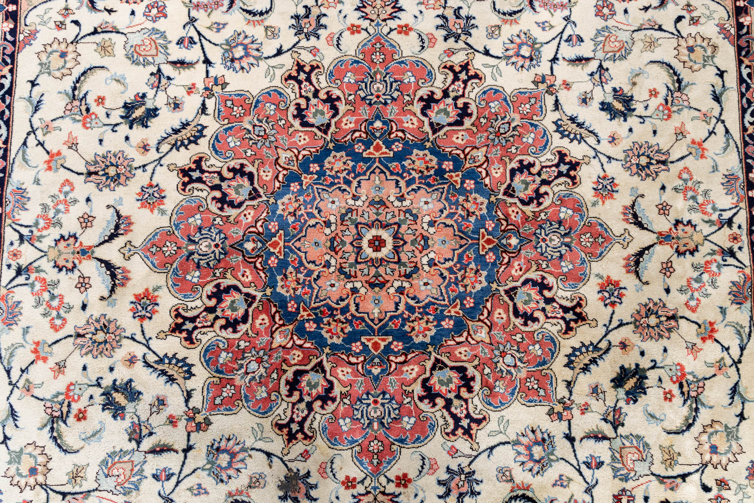 Een groot Oosters handgeknoopt tapijt, Kashan. (L:408 x W:290 cm)