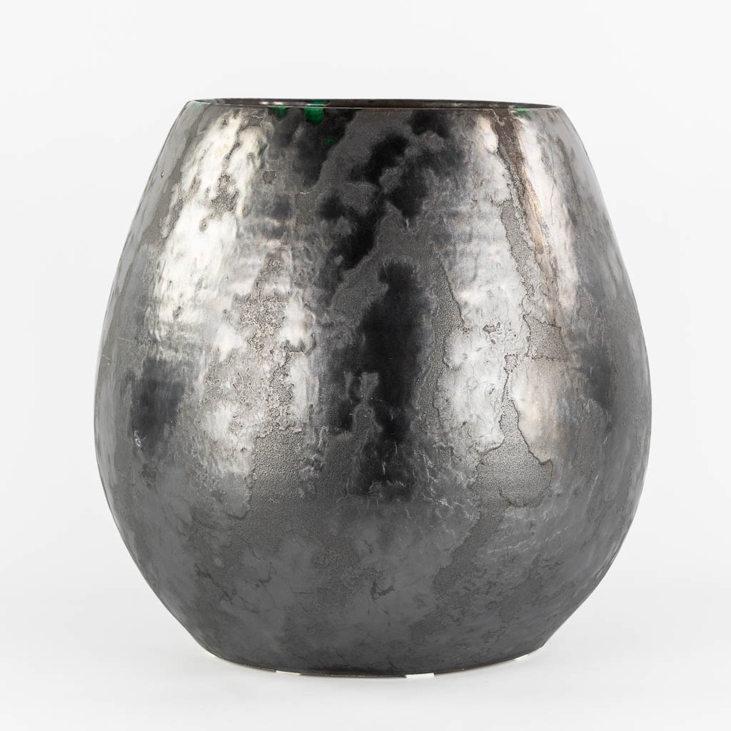 Gilbert Monteyne, a hand-turned vase. Glazed ceramics. Circa 1960. (H:42 x D:40 cm)