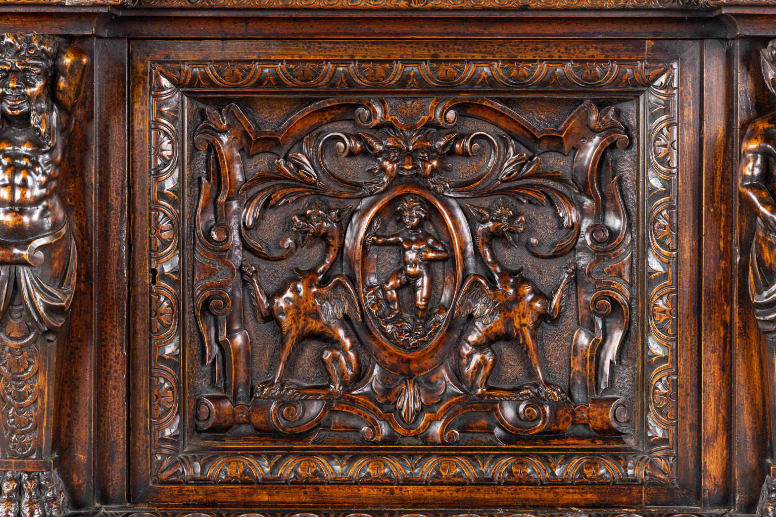Een rijk gesculpteerde dressoir met kroon, notelaar, Italiaanse Renaissance. (L:63 x W:185 x H:124 cm)