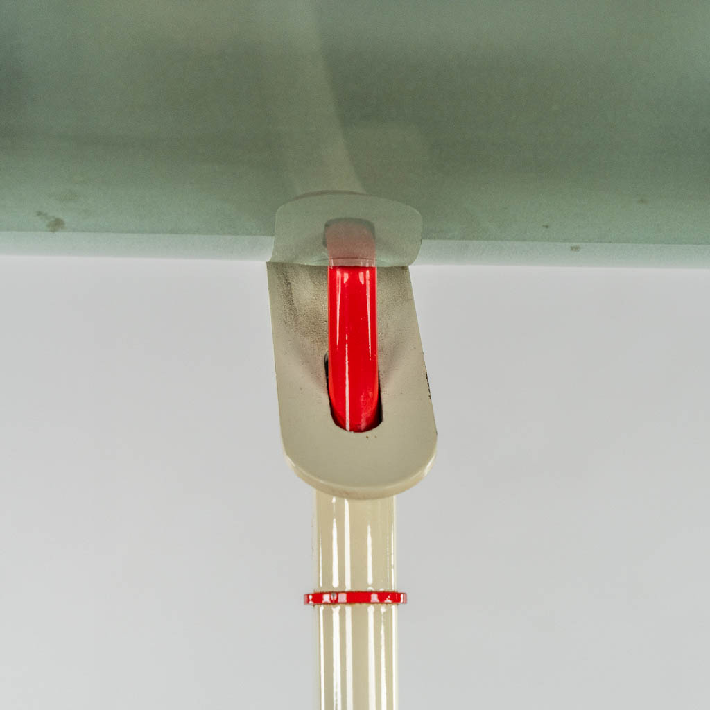 Een decoratieve vloerlamp, glas en gepatineerd metaal. (1980). (L:34 x W:25 x H:186 cm)