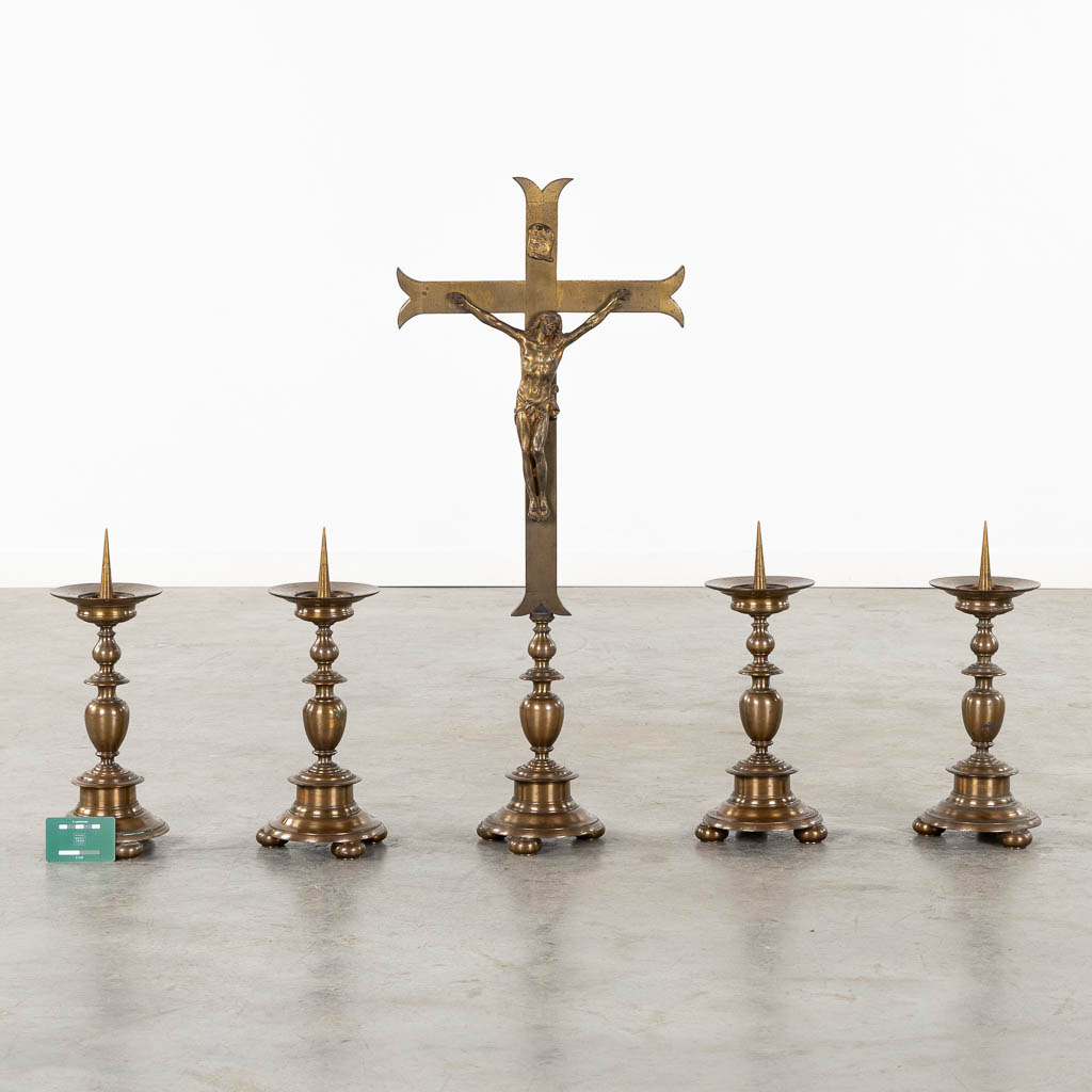 A large altar crucifix with four candlesticks, bronze. (W:35 x H:85 cm)