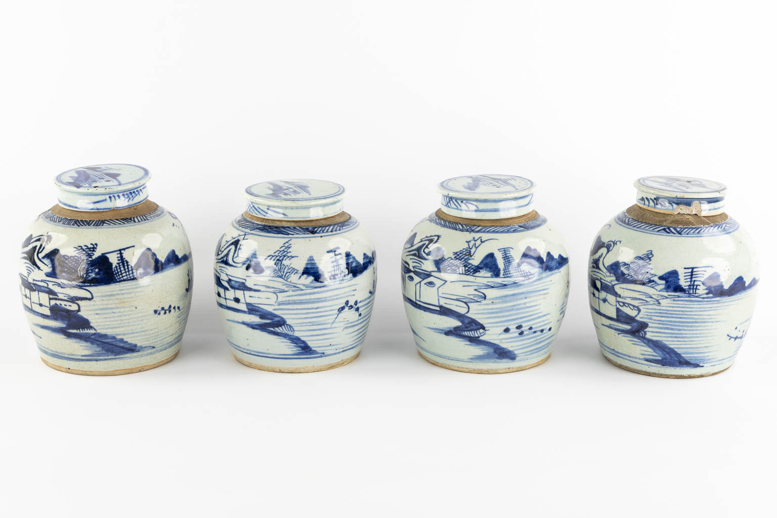 Vier bijpassende Chinese gemberpotten, blauw-wit steengoed. (H:18 x D:16 cm)