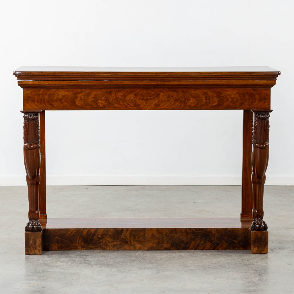 A sculptured mahogany console table with display cabinet, 19th C. (L:51 x W:135 x H:95 cm)