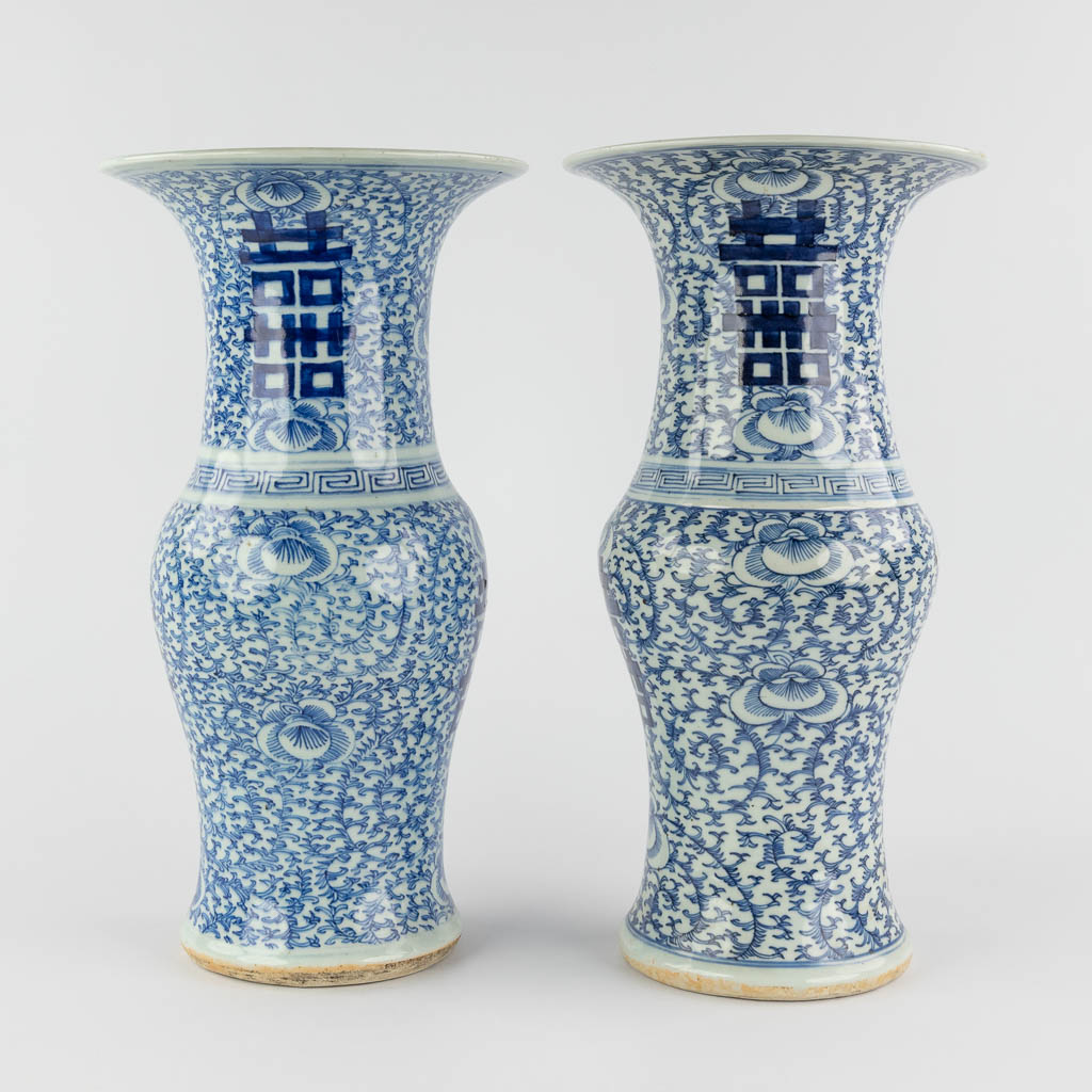 A pair of Chinese blue-white vases, Chenghua mark. 19th C. (H:41 x D:21,5 cm)