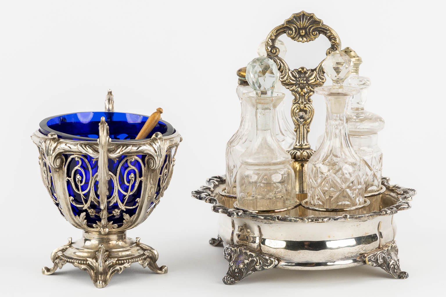 A silver and blue glass bowl. Added a silver-plated oil and vinegar set. (L:13,5 x W:20 x H:15,5 cm)