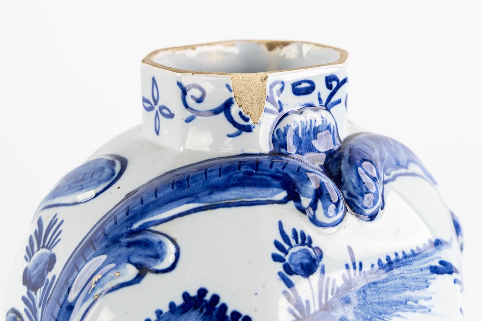 Een 5-delig Kaststel, Delft. Blauw-witte faience. (H:41 cm)