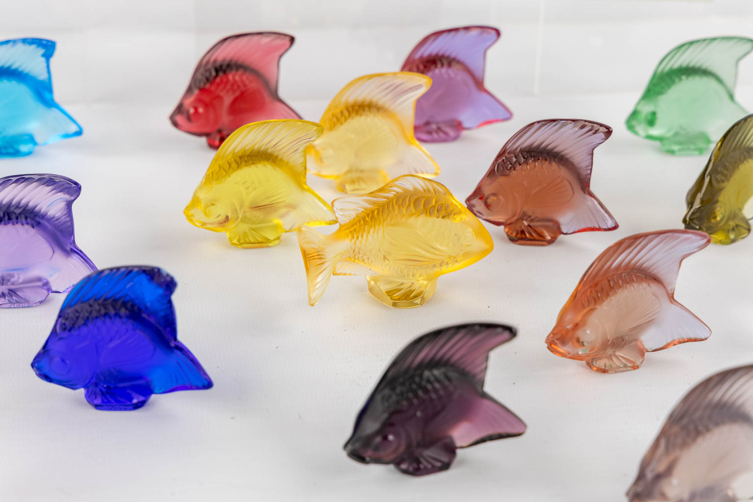 Lalique France, a large collection of 36 crystal fish. (L:4 x W:7 x H:4,5 cm)