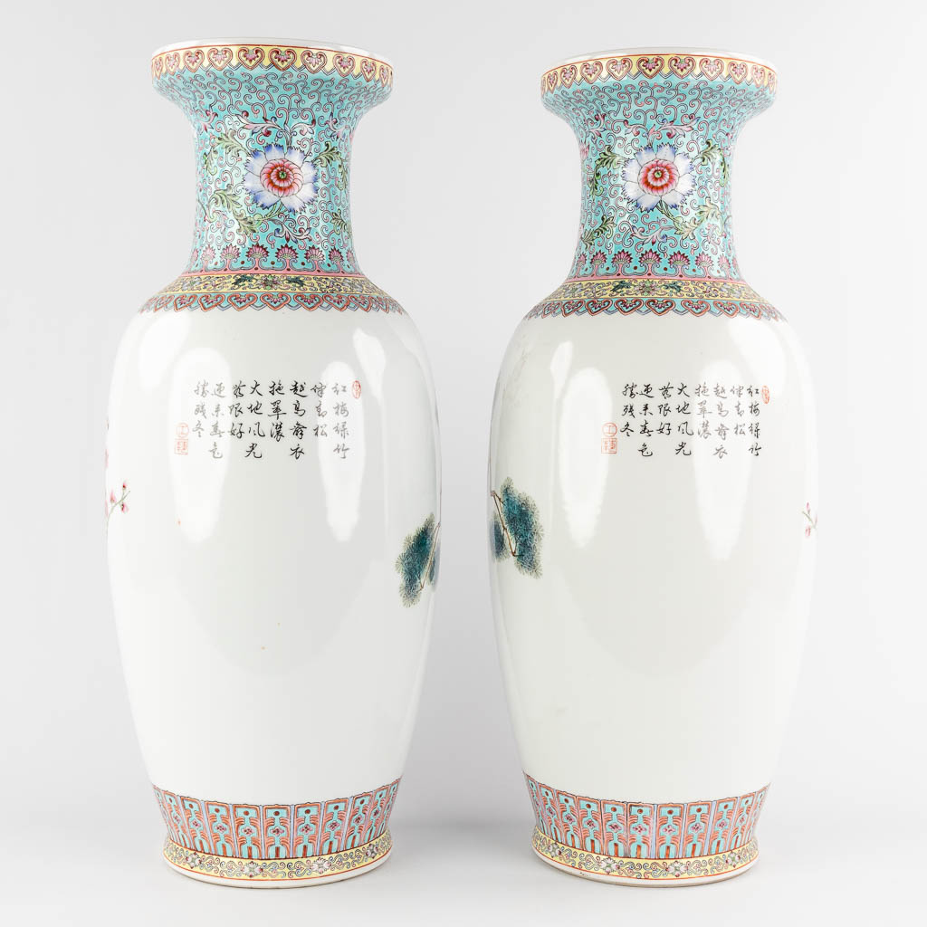 Een paar Chinese vazen met decor van pauwen, 20ste eeuw. (H:61 x D:25 cm)