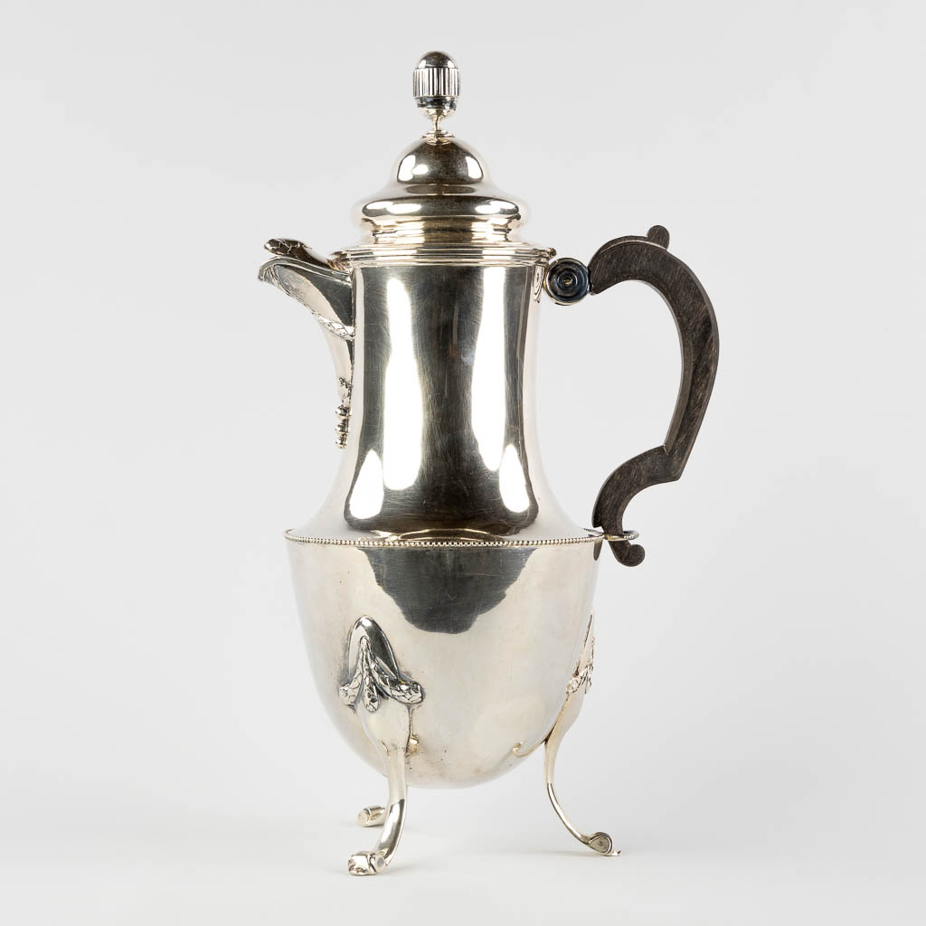Een antieke zilveren koffiekan, Ieper, België. 1787. Henri Boeys. (L:14 x W:20,5 x H:35 cm)