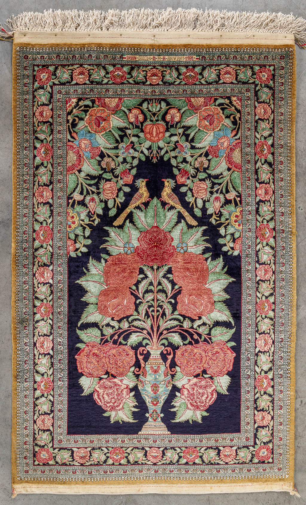 An antique Oriental hand-made carpet, silk. (L: 128 x W: 84 cm)