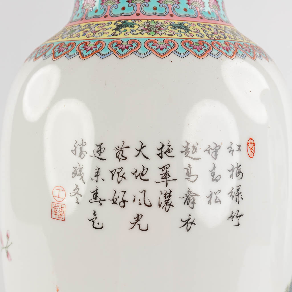 Een paar Chinese vazen met decor van pauwen, 20ste eeuw. (H:61 x D:25 cm)