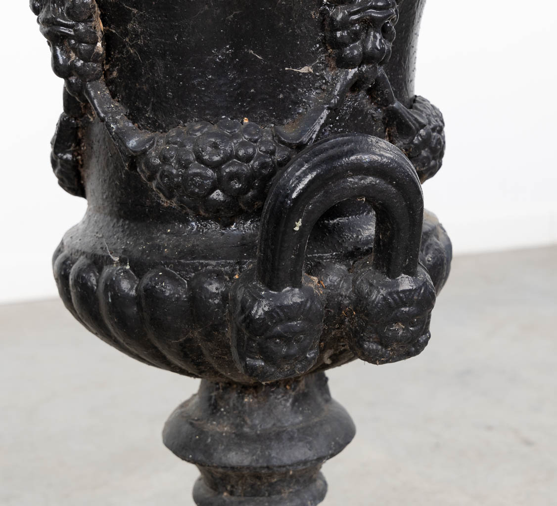 A pair of cast-iron garden vases, black patinated. (H:61 x D:45 cm)