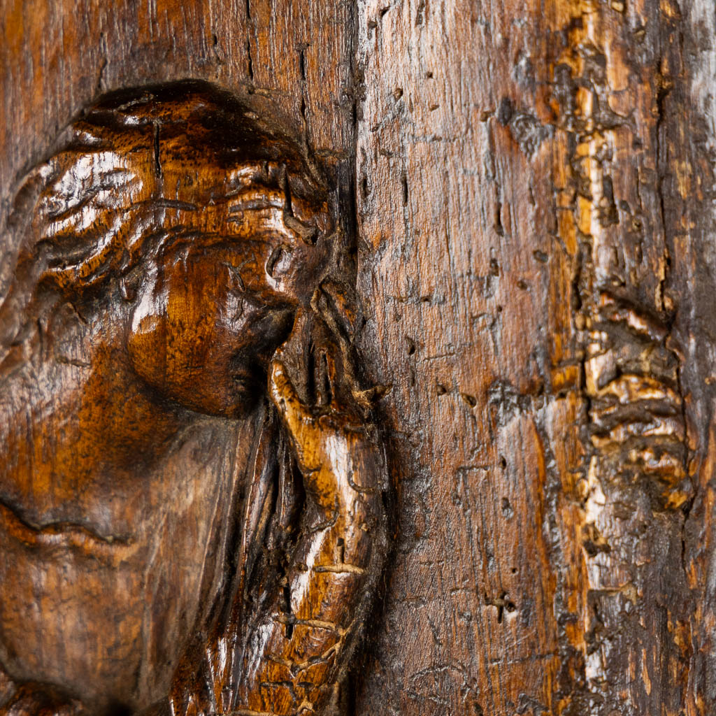 Maria Magdalena rouwt aan het kruis, gesculpteerde eik, 18de eeuw. (W:69 x H:69 cm)