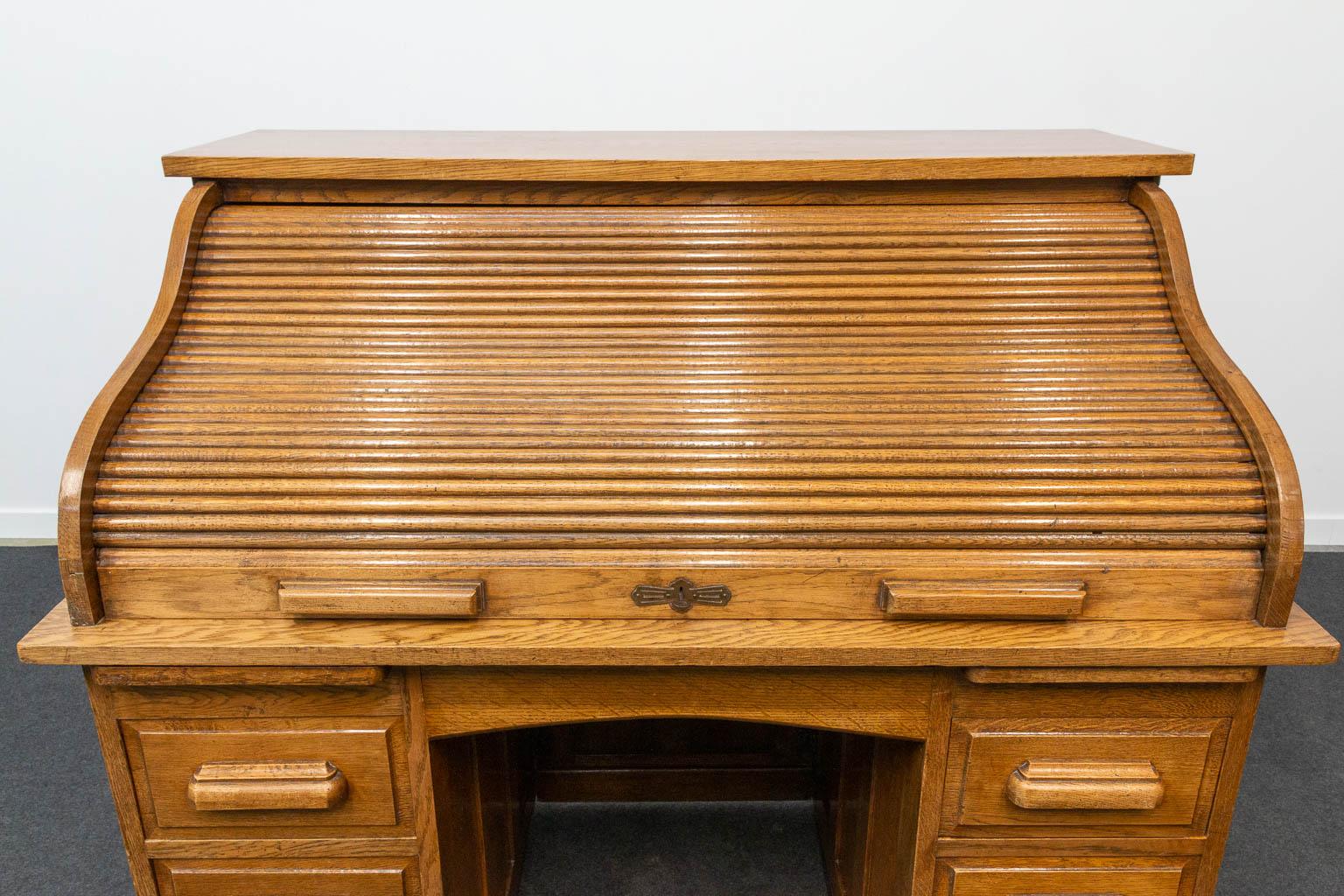 A wood American rolltop desk. (L:123 x W:75 x H:116 cm)