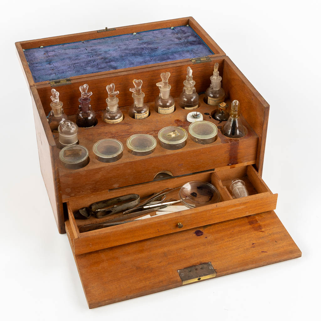 A mahogany wood box with glass bottles, probably a test kit. (L:17 x W:34,5 x H:20 cm)