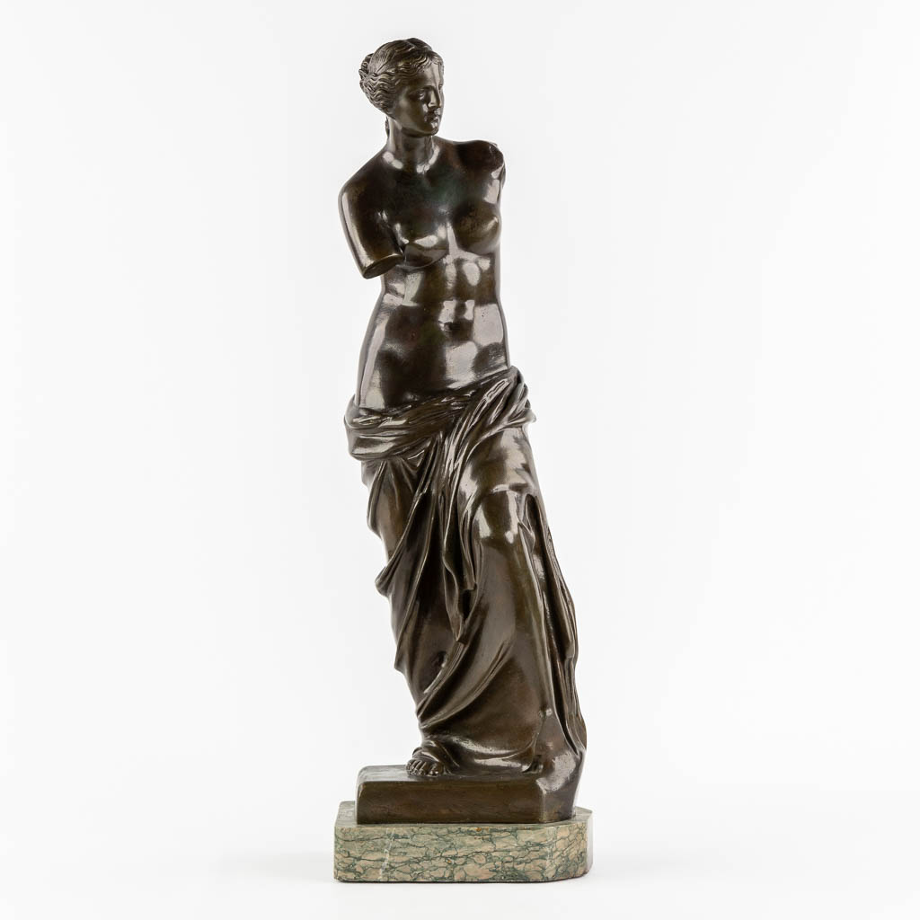 Venus van Milo, gepatineerd brons op marmer. (L:18 x W:23 x H:75 cm)