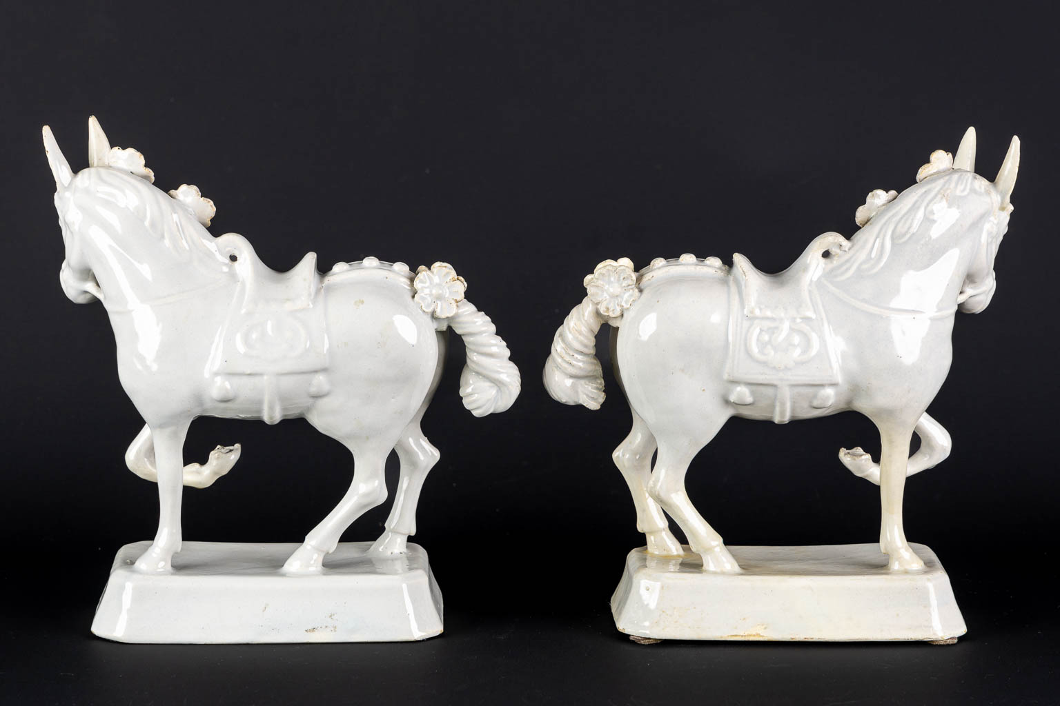 Delft, a pair of horses. 18th/19th C. (L:10 x W:23 x H:25 cm)