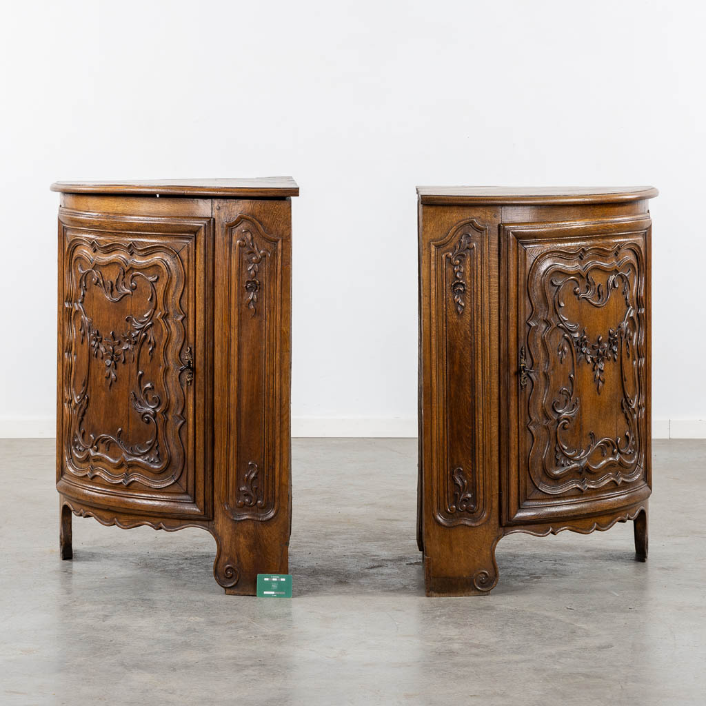 A pair of corner cabinets, sculptured oak, Louis XV stijl. 19de eeuw. (L:63 x W:63 x H:97 cm)