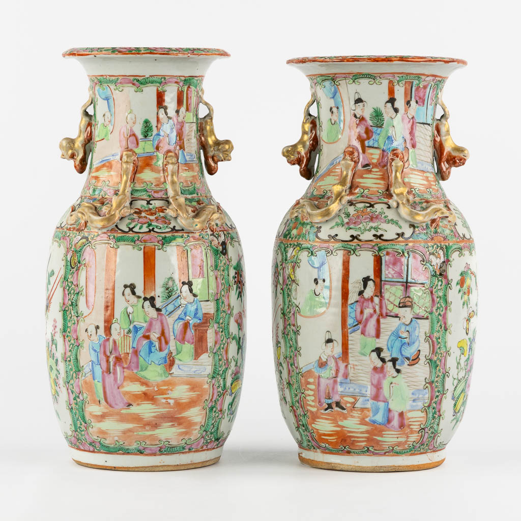 A pair of Chinese Canton vases, decorated with figurines and fauna/flora. (H:33 x D:16 cm)