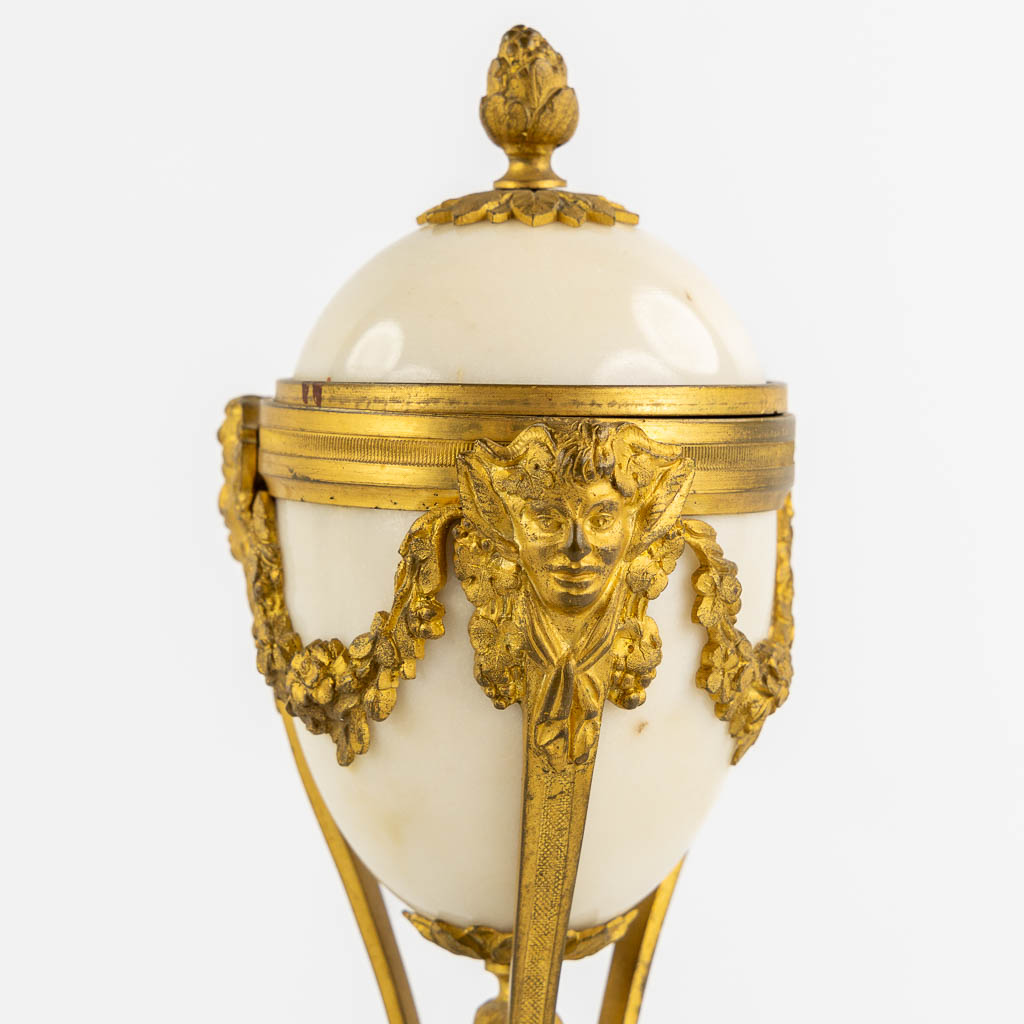 A pair of Cassolettes with a Candelabra, gilt bronze on Carrara marble. 19th C. (H:24 x D:9,5 cm)