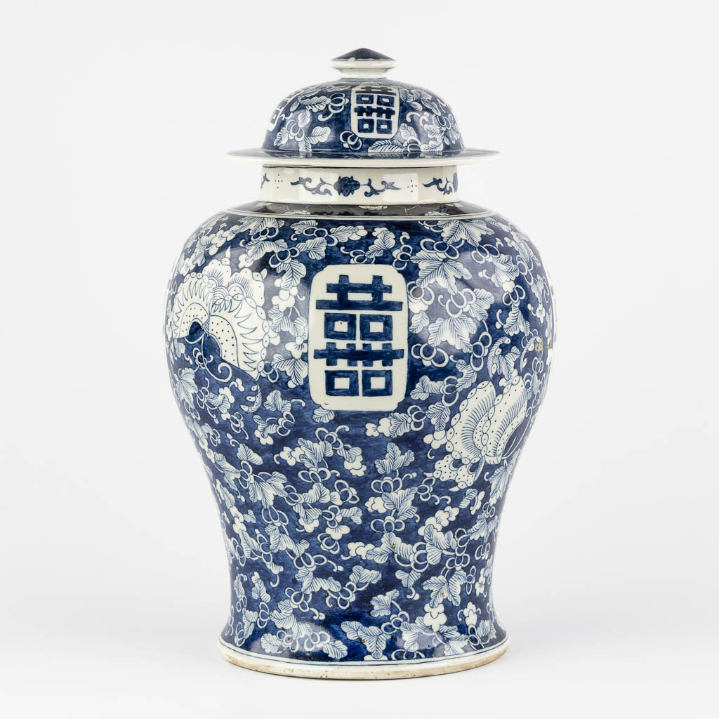 Een Chinese balustervaas met blauw-wit decor van prunus en dubbele Xi. 19de/20ste eeuw. (H:42 x D:26 cm)