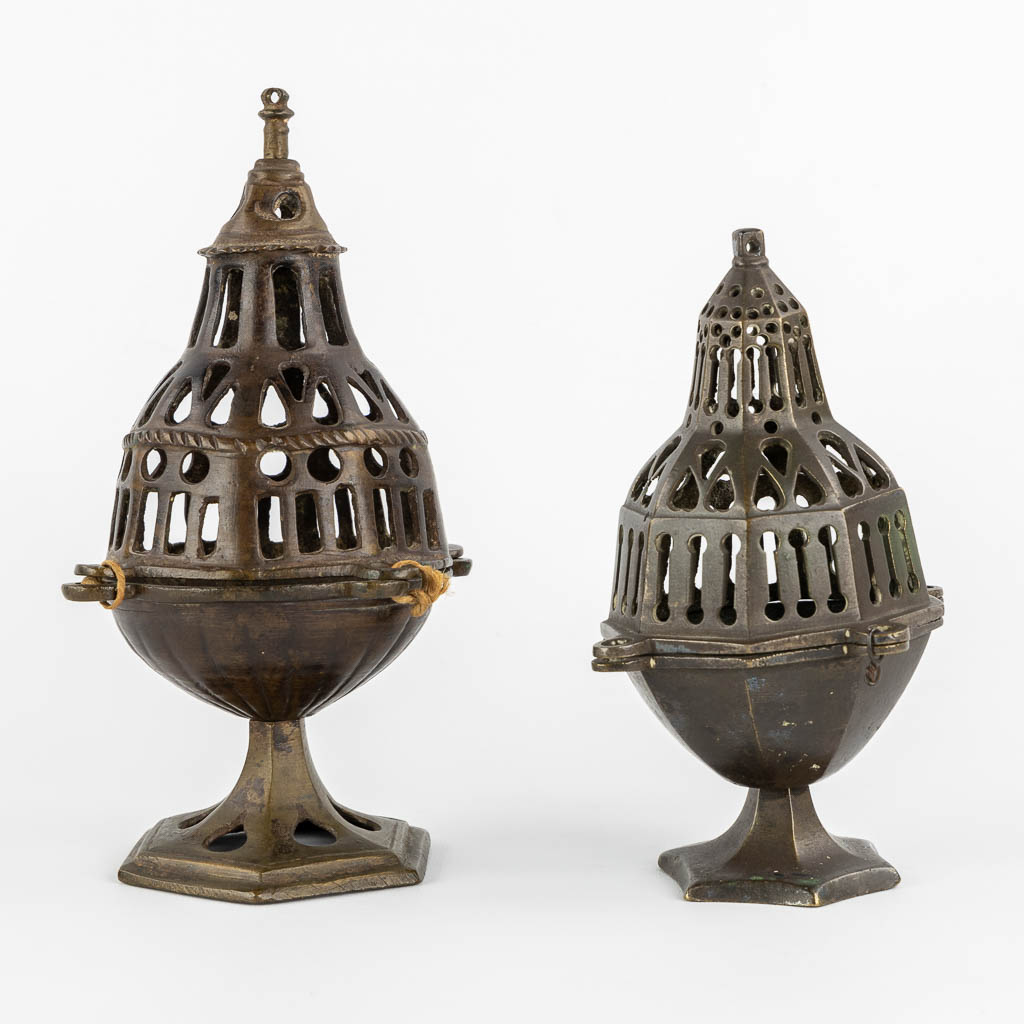 Two Gothic brass inscence burners, Flanders, 15th/16th C. (H:21 x D:13 cm)