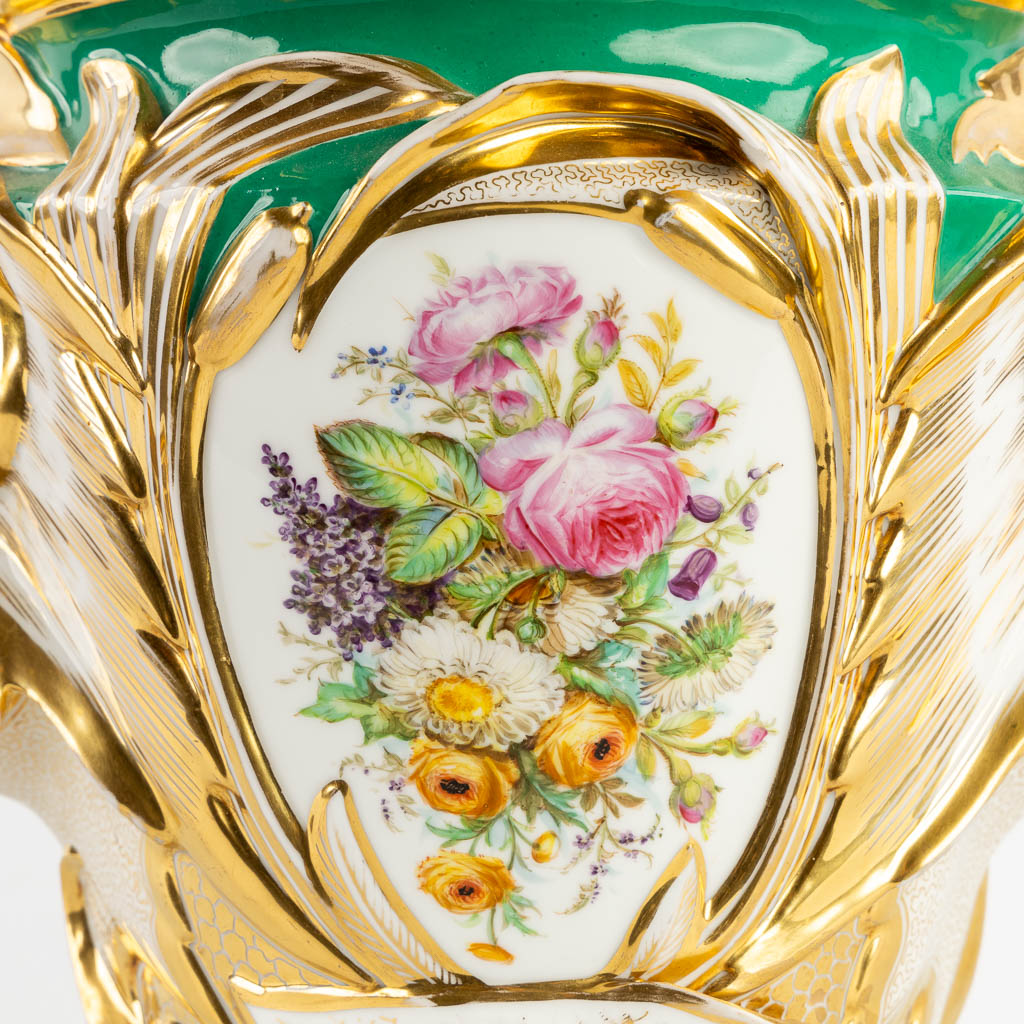 Viex Paris, A cache pot with hand-painted and gilt decor. Portrait of Marie-Antoinette. 