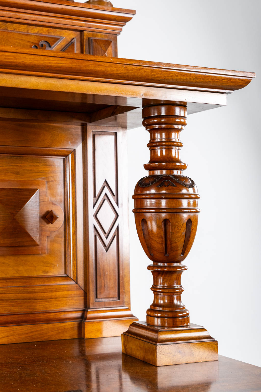 Arthur Etienne & Soeur, Bruxelles, a walnut dresser, Henry Deux. 19th C. (L:61 x W:150 x H:208 cm)