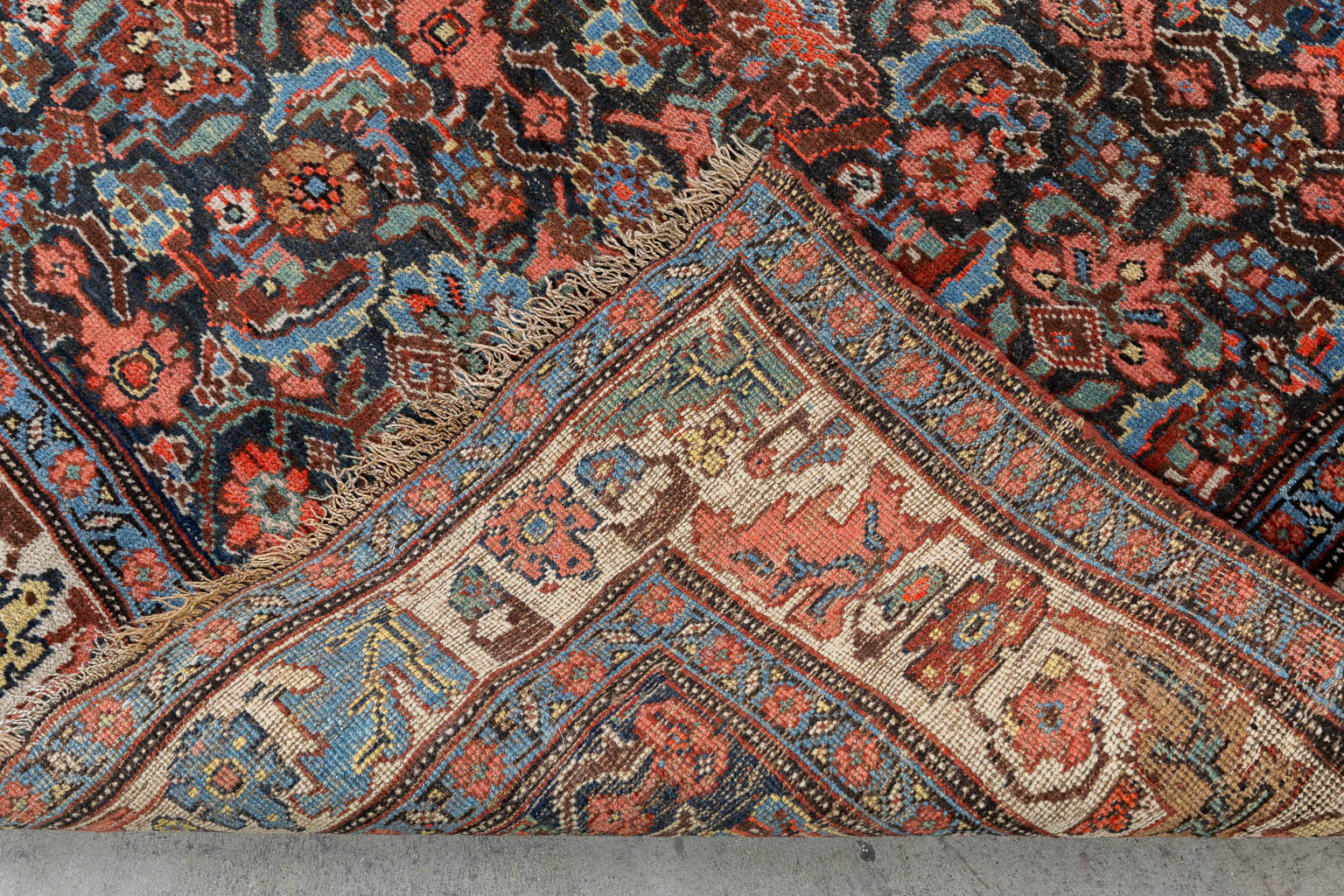 A Persian hand-made runner with floral decor. (L:120 x W:319 cm)