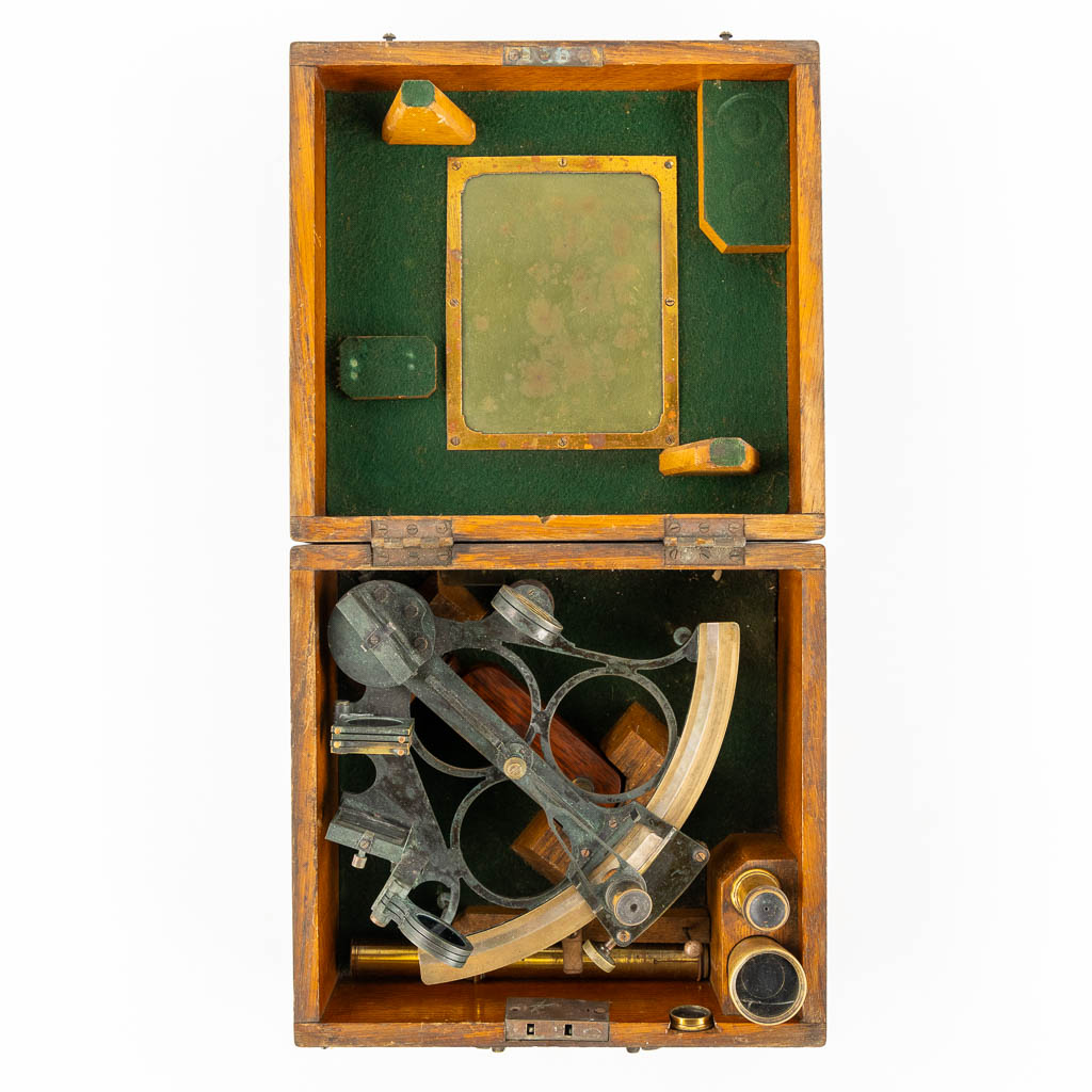 Bayne & Smith, Antwerp. A sextant in the original box, 19th C. (L:26 x W:25 x H:13 cm)