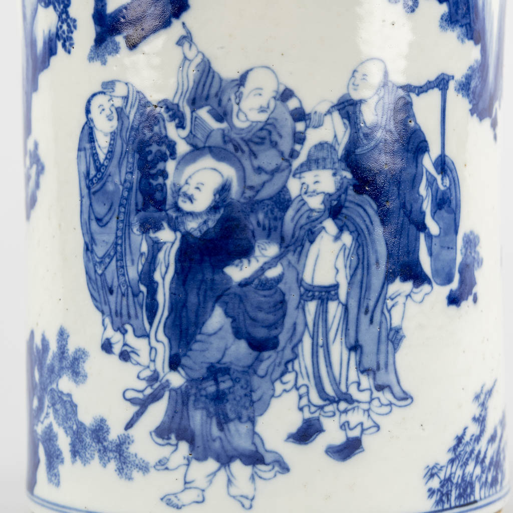 A Chinese blue-white pot, decorated with wise men. 19th C. (H:22 x D:20 cm)