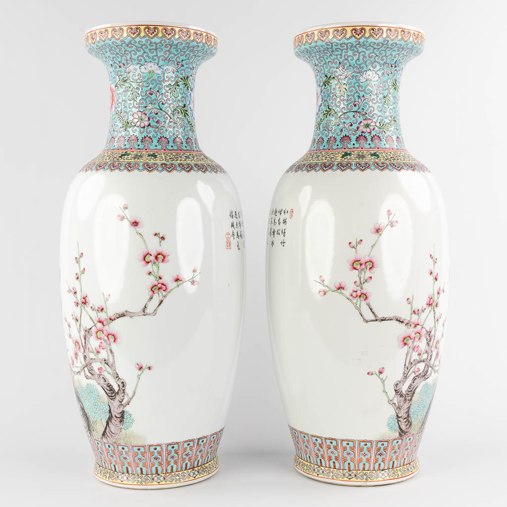 Een paar Chinese vazen met decor van pauwen, 20ste eeuw. (H:61 x D:25 cm)