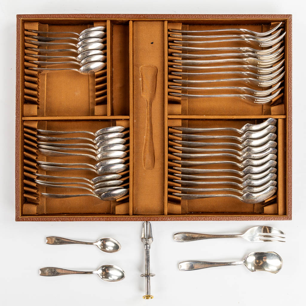 Bruno Wiskemann, a 152-piece large silver-plated cutlery. Added are some silver and silver-plated serving accessories. 