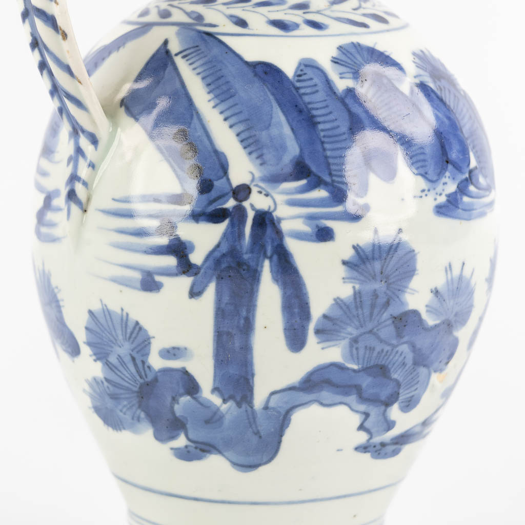 A Chinese pitcher, blue-white mounted with silver, Netherlands, 17th C. (L:12 x W:13 x H:25 cm)