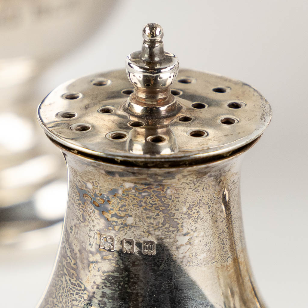 A large collection of silver sugar casters, pepper and salt jars. UK. (H:19,5 cm)